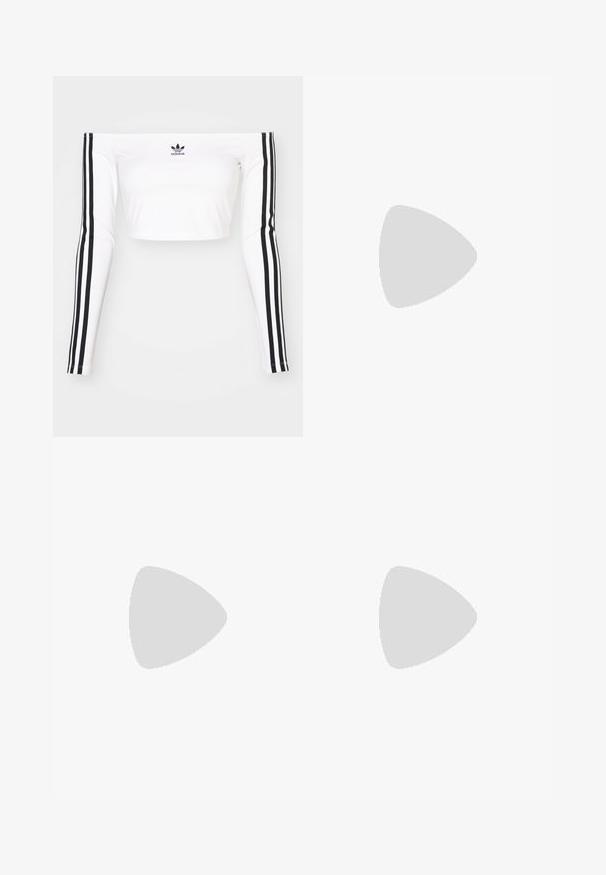 Crop top alb cu maneci lungi și umeri descoperiți dintr-un material elastic. Prezintă accente negre cu trei dungi pe maneci și un mic logo negru pe piept.; Pantaloni sport negri cu un brâu texturat, având panouri laterale albe și detalii volantate, și un logo brodat în partea din față.; Adidași din piele albă cu vârful rotunjit, șireturi proeminente și talpă din cauciuc. Prezintă o patch cu un personaj alb-negru pe lateral.; Ochelari de soare supra-dimensionați, de culoare neagră, cu un cadru gros și accente aurii, purtați cu un sacou negru și o cămașă verde aprins, pe un fundal orizontal.