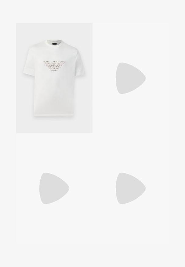 Balta medvilninė marškinė su trumpomis rankovėmis ir apvaliu iškirpimu. Savybėje yra centrinis logotipo dizainas rožių ir rudos spalvos atspalviuose.; Tamsiai mėlyni džinsai su siauru siluetu, turintys priekinės kišenės dizainą, diržo kilpas ir mygtuko užsegimą. Lygus audinys, šiek tiek išblukusios vietos.; Juodas pintas slip-on tipo batelis su lygiu odiniu akcentu viršuje, apvalios nosies dizainas ir žemas guminis padas.; Juodas odinis delninukas su tekstūruotu paviršiumi, priekinė užtrauktuko kišenė ir nuimama riešo juosta. Priekyje yra logotipo etiketas. Stačiakampio formos.