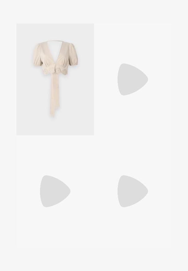Beige avklippt topp med puffärmar, djup V-ringning och dekorativ ögla i nederkanten. Har en knuten tygsash. Slät textur.; Vit, blommig mönstrad volangkjol med pastellfärger och gröna accenter. Tillverkad av lättviktsmaterial, med ett rynkat midjeband.; Krämfärgade klacksandaler med öppen tå, tjock blockklack, smal ankelrem och diskret glansig finish. Spänne som accent på remmen.; Vitt strukturerat handväska med korta handtag och en axelrem, med gyllene detaljer och texturerat material, visad mot en grå bakgrund.