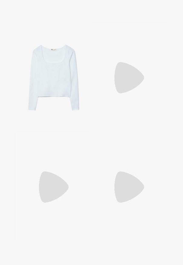 Biała, długorękawowa crop top z kwadratowym dekoltem i gładkim, teksturowanym materiałem. Brak widocznych wzorów i detali hardware.; Granatowe dżinsy o prostym kroju, z pięcioma kieszeniami i kontrastującymi pomarańczowymi przeszyciami. Pas wyposażony w metalowy guzik i zamek błyskawiczny.; KIOMI Ankle boot; Czarna pikowana skórzana torebka z pozłacanym okuciem, z klapą z przodu, łańcuszkiem i skórzanym paskiem oraz wytłoczonym logo z przodu.; Zegarek na złotej siatce od Daniel Wellington z okrągłą czarną tarczą, złotymi znacznikami godzin i logotypem na 12 godzinie. Prosty, elegancki design.