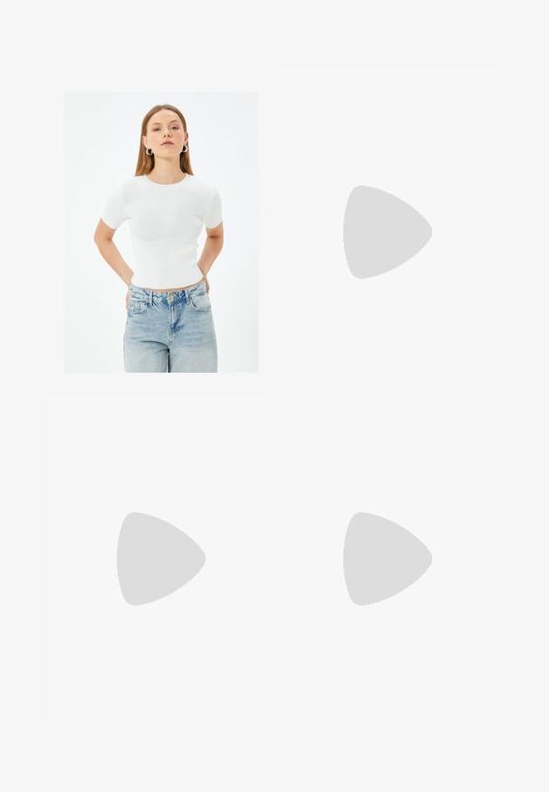 Witte geribde short-sleeve fitted top met een ronde halslijn, gecombineerd met lichtblauwe high-waisted jeans met klassieke zakken en een knop.; Zwarte tiered mini-rok met een gerimpeld ontwerp, zachte stof en een elastische tailleband voor comfort. Vloeiende textuur met gelaagde tiers.; Kniehoge tan suède laarzen met een puntige neus, een gestapelde hak en stiksel details langs de zijkanten. Smooth texture en gestructureerd ontwerp.; Pilgrim DREAM - Ketting - gold plated