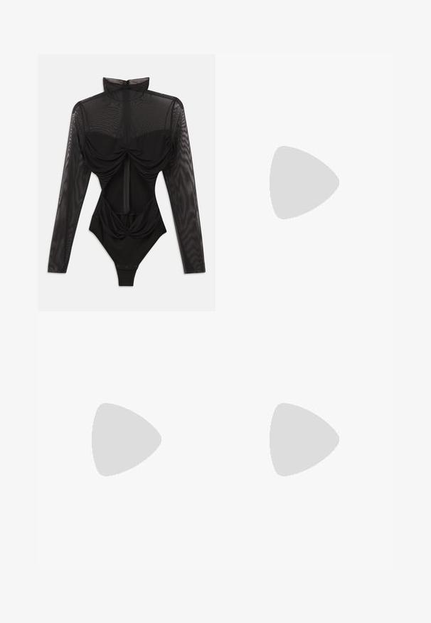 Mustmust mustmust pikka bodysuit pikkade läbipaistvate võrkkätidega, kõrge kaelusega, langeva esiosa detailiga ja kitsaste rinnaosaga. Sulgub alumises osas nupukestega.; Mustriga pleediga maksihunnik seelik mustast kangast, millel on lillemuster punases, sinises ja valges, koos ühetasandi mustast elastse vöökohtaga.; Must musta nahk sandaal kolme rihmaga, pahkluu vööga ja 4-tollise stilettakontsaga. Omab kuldset detaili ja logovõtit.; Must värvi nahast käekott, millel on kaarjas disain, hõbedased nupukesed, kinnitusahe ja kaks külgtaskut. Reguleeritav rihm erinevate kandmisvõimaluste jaoks.