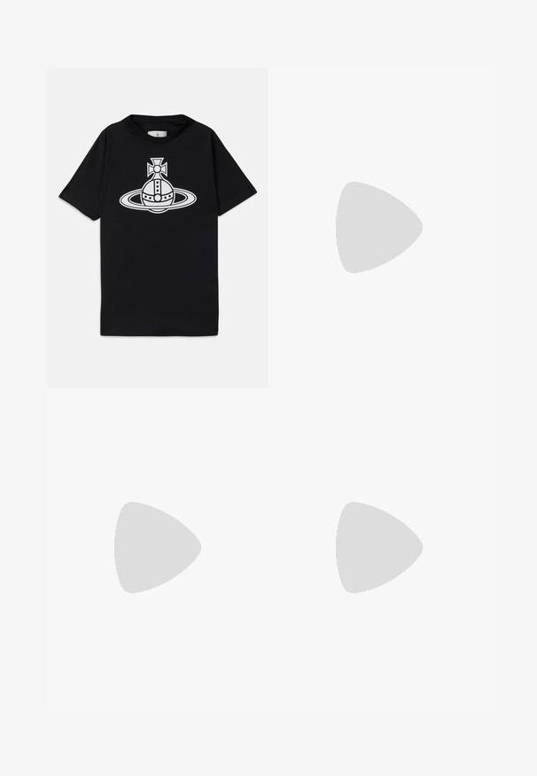 Fekete pamut póló, rövid ujjakkal, fehér grafikai tervezéssel, amely egy gyűrűs bolygót és a tetején egy keresztet ábrázol.; Fekete, bő szabású nadrág sima anyagból. Közepes magasságú derékrésszel és elülső redőkkel rendelkezik, amely testre szabott sziluettet biztosít.; Fehér sneaker suédé részletekkel, kerek orral, lapos fűzőkkel és krémszínű gumitalppal. Zöld logó található a sarkán.; Fekete bőrmessenger táska texturált felülettel, fém kiegészítők, állítható vállpánt és csattal záródó fedél.