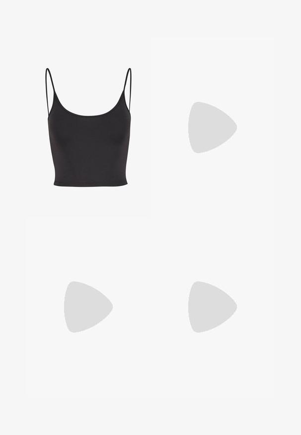 Top corto negro sin mangas hecho de tejido suave. Presenta finos tirantes tipo spaghetti y un escote redondeado, con un diseño ajustado.; Pantalones cortos de color rosa claro con una cinturilla ancha y sólida, hechos de una tela suave y elástica. Presentan un diseño ajustado y minimalista sin estampados.; Botas western de color marrón con costuras decorativas, punta afilada y tacón apilado. Llevadas con una falda de mezclilla hasta la rodilla, que revela las botas.; Gafas de sol redondas con tinte marrón y un marco burdeos brillante. Patillas delgadas con un sutil detalle de marca. Diseño de lentes planos.; Bolso tejido de color beige con forma cilíndrica, cierre de cordón y un forro interior suave, presentando un exterior de fibra natural texturizada.