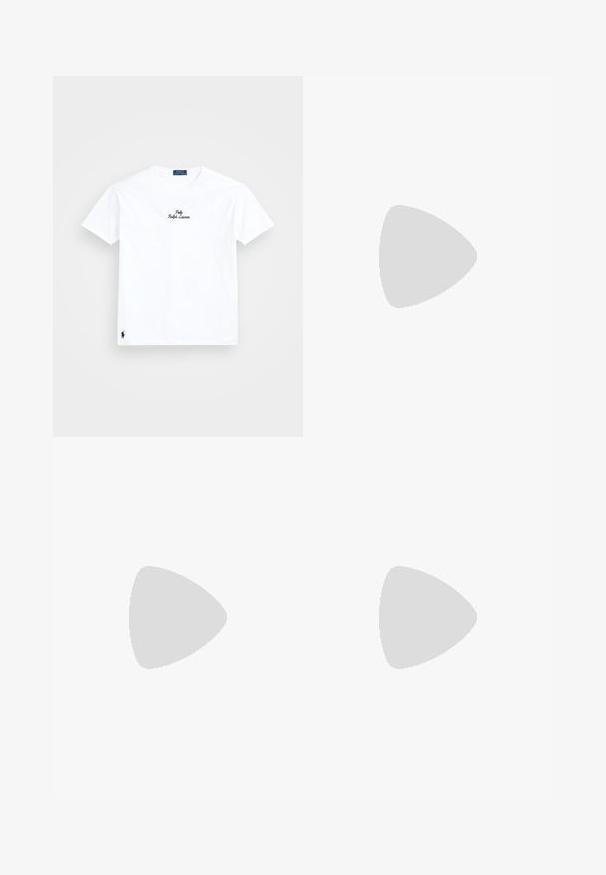 T-shirt bianca in cotone con collo tondo, maniche corte, logo ricamato nero "Polo Ralph Lauren" sul petto e piccolo logo nero sull'orlo.; Camicia bianca con bottoni realizzata in cotone. Presenta un colletto a punta, maniche lunghe e un piccolo logo blu navy sul petto. Texture liscia.; Pantaloni corti in cotone grigio chiaro con fronte piatto, chiusura a bottone, due tasche laterali e design a gamba dritta. Tessuto liscio, lunghezza al ginocchio.; Sneaker nera bassa con suola marrone, allacciatura frontale, dettagli a chevron sui lati e patch bianco sul tallone, mostrata in profilo destro su sfondo grigio.
