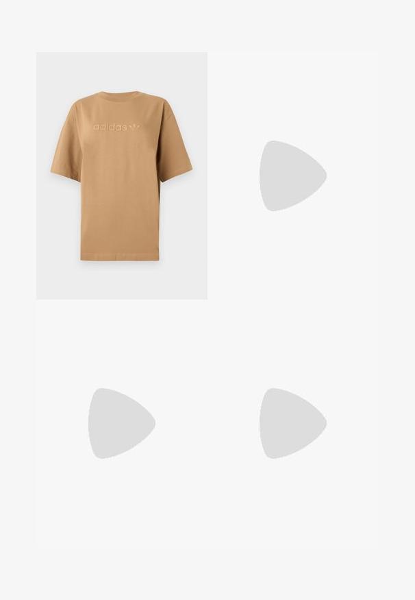 T-shirt en coton marron à manches courtes et encolure ronde. Présente un logo "adidas" en relief et un emblème tréfoil dans une teinte assortie.; Pantalons larges bleu marine avec des rayures blanches verticales, dotés d'une taille plate à l'avant et d'une texture lisse, fabriqués à partir d'un tissu léger.; Chaussure de sport en suède brun avec des rayures blanches, bout rond, design à lacets et semelle en caoutchouc naturel. Empeigne texturée avec des détails de couture.; Sac à main en cuir blanc avec des poignées doubles et une bandoulière amovible, doté d'une poche zippée à l'avant et d'une texture lisse. Porté au bras d'une personne.