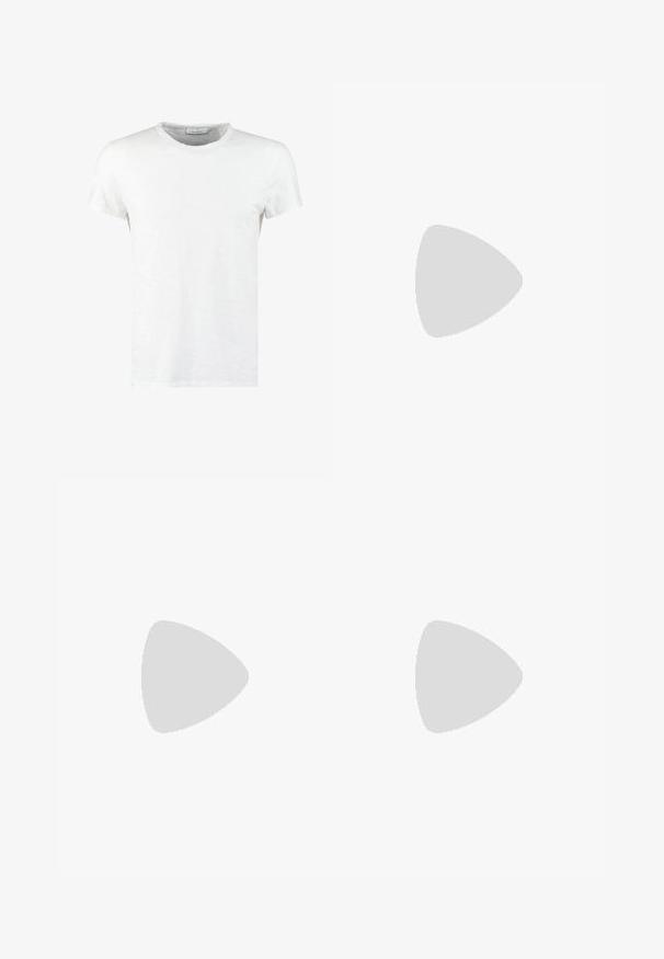 Balta kokvilnas T-kreklu ar apaļu kakla izgriezumu un īsām piedurknēm, ar smalku tekstūru un minimālistisku dizainu. Bez rakstiem vai akcentiem.; Calvin Klein MICRO LOGO - Treniņtērpa apakšdaļas - delta green; Melna āda sašūta kurpe ar noapaļotu purngalu, gludu tekstūru, minimālu šuvju skaitu un zemu gumijas papēdi. Logo uz papēža.; Melna sporta soma, izgatavota no teksturēta sintētiska materiāla. Iekļauj divas rokturus un regulējamu plecu siksnu. Vienkāršs dizains bez redzamām rakstu zīmēm.