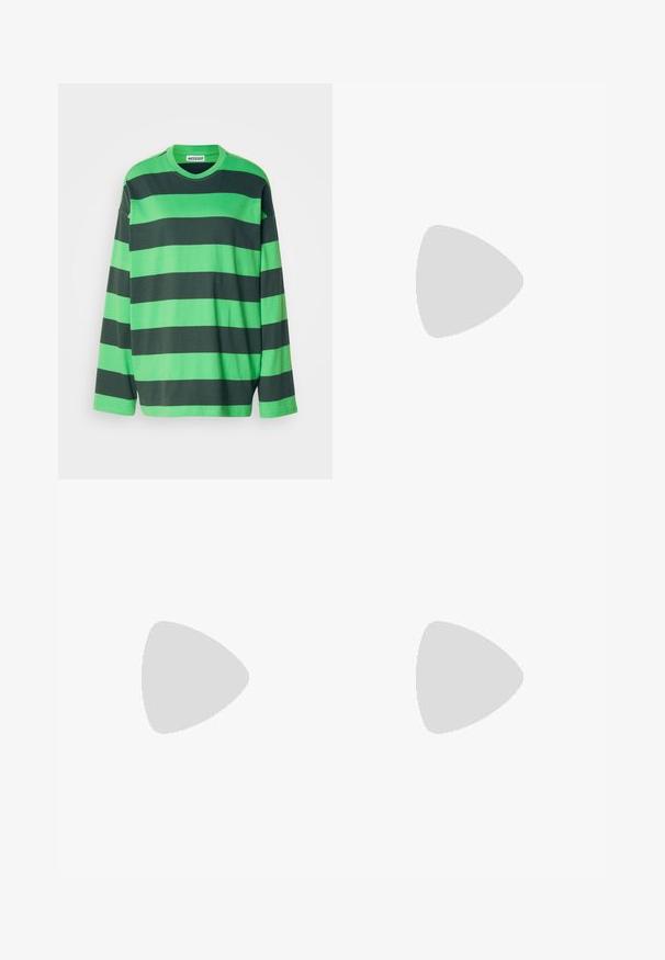 Grønt og mørkegrøntstripet langermet skjorte laget av bomull, med rund hals og rett passform. Ingen synlige aksenter eller mønstre.; Lyse blå denimjeans med rett, løs passform, med kontrasterende paneldetaljer og fem-lomme design. Knappefeste.; Brune semskede båtsko med snøring, med rund tå og sømde accenter. Brukt med hvite kordfløyelsbukser i en tre-inspirert setting.; Solbriller med kantede sorte rammer på en modell med en grå genser, som fremhever teksturert strikk og en svart skinnjakke brukt av en annen modell.