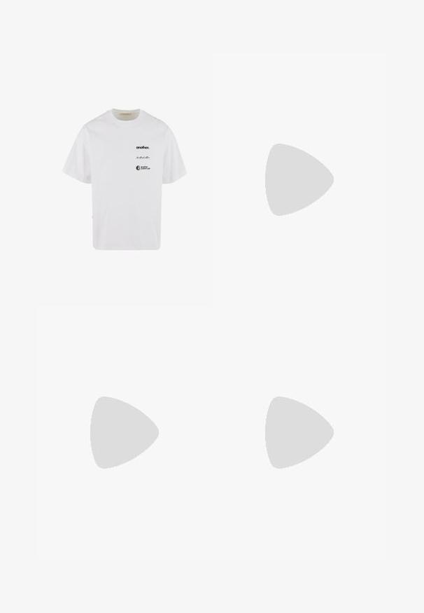 Biała bawełniana koszulka z okrągłym dekoltem, krótkimi rękawami i trzema nadrukowanymi logo: "another." oraz "Another Cotton Lab" w czerni.; Brązowe joggery z elastycznym paskiem, kieszeniami bocznymi oraz kontrastowymi kremowymi panelami bocznymi z białymi przeszyciami i zakrzywionymi wzorami.; Czarne sneakersy wykonane z zamszu i gumy, z uniesioną, ząbkowaną brązową podeszwą, zaokrąglonym noskiem oraz sześcioma przelotkami na sznurówki.; Słoneczne okulary w kolorze żółwia z szarymi soczewkami i kwadratową oprawą, z metalowymi akcentami na zausznikach i logo w ramach projektu.