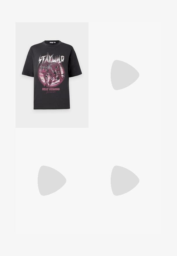 Svart bomull t-skjorte med korte ermer. Har et rosa leopardmotiv, sirkulært design, og teksten: "STAY WILD" og "STAY STRONG forever."; Hvit langermet skjorte med strukturert krage og svart slips, utstyrt med en glatt bomullstekstur og en knapp-ned frontdesign.; Grå rutete vide bukser med høy midje, med frontfold og glatt tekstur. Merket synlig inni midjen.; Hvit høy-skinn kanvas sneakers med svart gummisåle, gummitåhette foran og seks hull for snorer, med et rent, minimalistisk design.