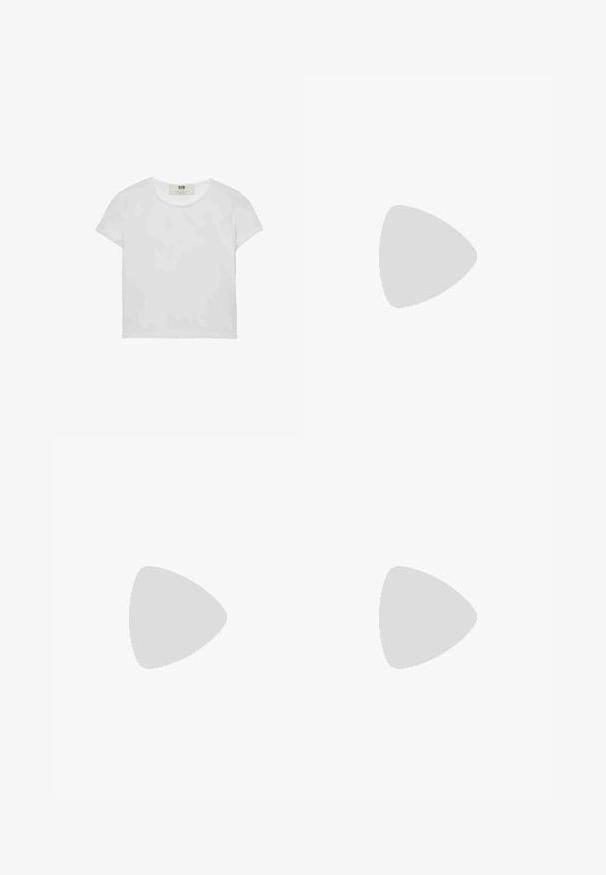 Bílá tričko s krátkým rukávem a kulatým výstřihem, vyrobené z jemné bavlny, s jednoduchým a čistým designem bez viditelných vzorů nebo akcentů.; Bílé široké kalhoty vyrobené z lehké tkaniny. Mají elastický pas se šňůrkou a boční kapsy. Hladká textura.; Žabky s leopardím vzorem, plochou podrážkou, tenkými pásky a hladkým povrchem. Vyznačují se výraznými černými a hnědými vzory na materiálu.; Světlá šedá kožená taška s U-tvarovaným designem a zakřivenou kovovou rukojetí. Hladký povrch s minimálním šitím a bez viditelných vzorů.