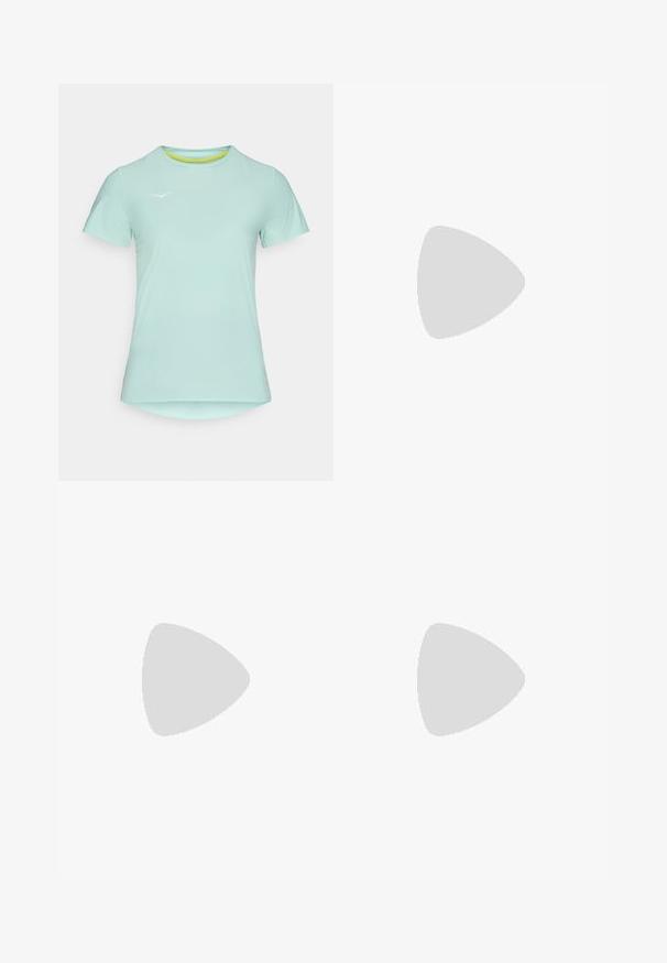 Svetlo modra kratka majica za športne aktivnosti s krožnim ovratnikom, ki ima teksturno tkanino in subtilen logotipni poudarek spredaj.; Bež kratke hlače z elastičnim pasom, rdečimi vrvico za zategovanje in stranskimi žepi. Gladek material in prilagojen kroj, primeren za sproščeno nošenje.; Bele športne čevlje v beeli barvi z teksturirano zgornjimi deli, zasnovo na vezalke in oblazinjeno podplatom z valovito profilom. Diskretna blagovna znamka na strani.; Prozorni zaščitni očala z lahkim, prozornim okvirjem in sivo obrobo. Imajo zasnovo, ki se ovija okoli oči, ter nastavljiv nosni del.