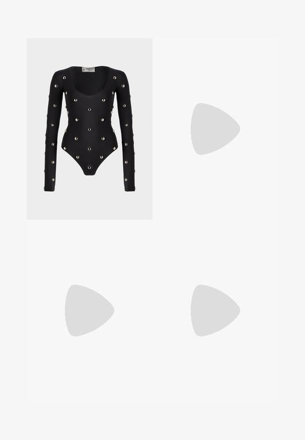 Fiorucci METAL BUBBLE STUDDED SCOOP NECK BODYSUIT - Langarmshirt - black; FRAME EASY FLARE SIDE SLIT - Jeans Bootcut - calvin; Schwarze Leder-Stiefeletten mit spitzem Zehenbereich und Blockabsatz, kombiniert mit glänzenden silbernen Hosen, die elegante Texturen und kontrastierende Farben zur Geltung bringen.; Armani Exchange MEDIUM MESSENGER BAG - Umhängetasche - black