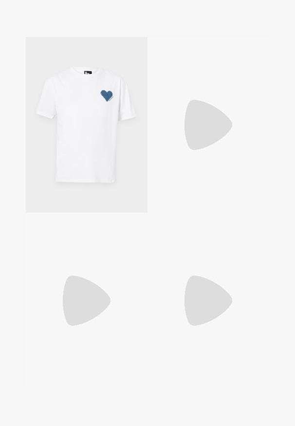 Fehér pamut póló, bal mellrészen kék farmer szív alkalmazással. Rövid ujjak és klasszikus kerek nyak.; Szürke, bővülő szárú nadrág könnyű anyagból, öt fémből készült gombbal záródó gombos sliccel és két elülső zsebbel.; Beige velúr sportcipő alacsony fazonban, kerek orral, lapos fűzőkkel és texturált gumitalppal. Minimalista stílus, látható logók nélkül.; Fekete, sima bőr női táska két állítható vállpánttal, téglalap alakú, finom varrási részletekkel, fehér háttér előtt.