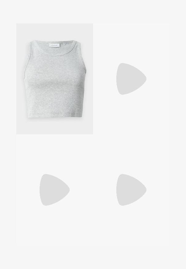 Pilkas juostuotas palaidinukas be rankovių, su apvaliu iškirpimu. Minkšta tekstūra ir prigludęs dizainas, tinkamas kasdieniam dėvėjimui arba sluoksniavimui.; Juoda sportinė sijonas su elastinga juosmeniu, su šoninėmis plyšiais, kad būtų užtikrintas judėjimo patogumas, ir minimalus ženklinimas dešinėje pusėje.; Juoda kelių ilgumo sijonas su šonine skeltimi, derinamas su juodais loaferiais ir permatomomis rudomis pėdkelnėmis, pasižyminti lygiu audiniu ir paprastu dizainu.; Sidabriniai lankelio formos auskarai su lygiu, poliruotu paviršiumi ir vientisu dizainu, kuriuose yra apvalūs kraštai ir saugi užsegimas.