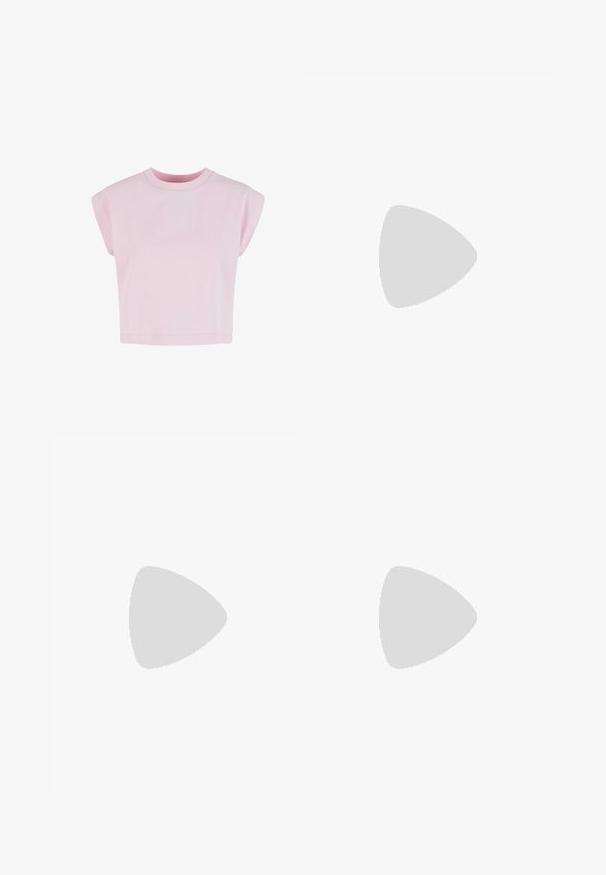 Urban Classics - T-shirt basic; Czarne, lekkie spodnie z elastycznym pasem i ściągaczami na kostkach. Materiał jest gładki i ma luźny, zwężany krój.; Białe buty sportowe z siateczkowymi panelami, teksturowanymi nakładkami i czarnym logo Nike. Posiadają wyściełany kołnierz i gumową podeszwę dla lepszej przyczepności.; Czarna skórzana torebka o zakrzywionym kształcie, z odpinanym paskiem i złotymi akcentami. Torebka posiada klapę z zapięciem w kształcie klamry.