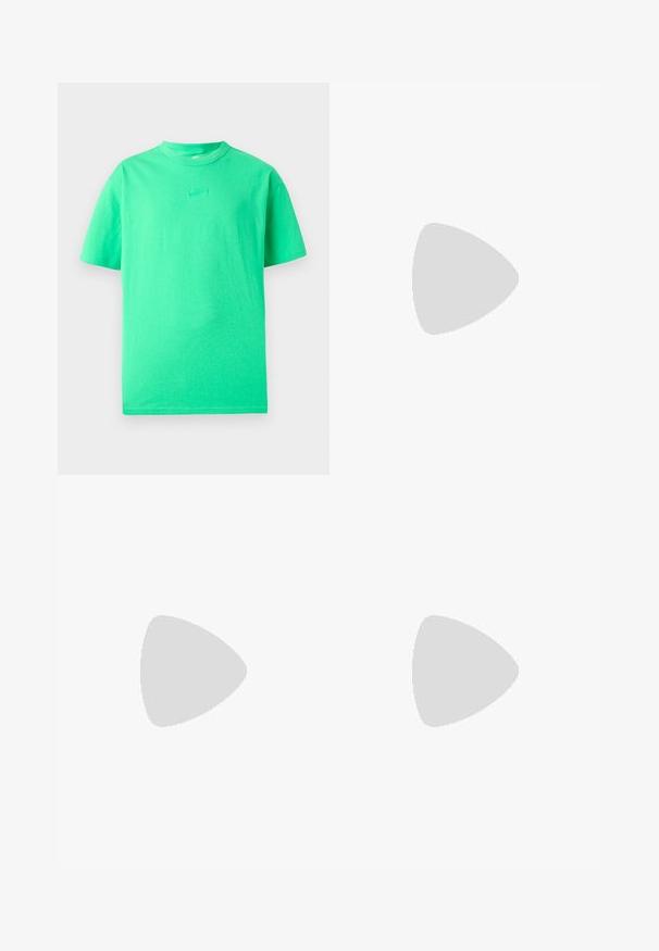 Zelené bavlněné tričko s krátkými rukávy a kulatým výstřihem, s vyšitým logem Nike v mírně tmavší zelené barvě na hrudi.; Světlé zelené cargo kalhoty vyrobené z odolné látky, s rovnými nohavicemi, dvěma bočními kapsami a zapínáním na knoflík v pase.; Kopačky Nike s živým oranžovým síťovaným svrškem, růžovými akcenty a zelenou podrážkou. Obsahují texturované boční panely a viditelné vzduchové odpružení.; Hnědá mikina s kapucí a bílým logem, v kombinaci se světle modrými kalhotami. Kružnicová zelená taška visí na černém popruhu přes tělo.