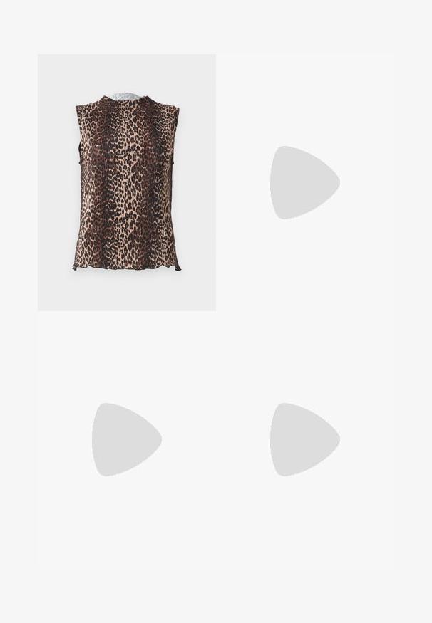 Top senza maniche con un design plissettato e una stampa a fantasia leopardata in tonalità di beige, marrone e nero. Collo rotondo, texture morbida.; Gonna in suede marrone con chiusura frontale a bottoni, due tasche laterali e borchie argentate lungo le tasche e l'orlo. Texture liscia.; Stivale da cowboy in suede beige fino al ginocchio, con cuciture decorative, punta affusolata e tacco a blocco moderato. Presenta una linguetta alla sommità.; Borsa tote in pelle marrone con texture liscia, design con apertura superiore e due spallacci. Presenta cuciture minime e nessun hardware visibile.