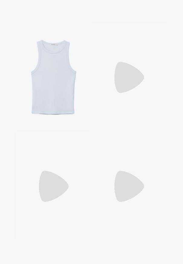 Lichtblauw mouwloos tanktop gemaakt van zachte katoenstof. Heeft een ronde halslijn en gladde randen, zonder zichtbare patronen of accenten.; Zwarte blazer met lange mouwen en een strikceintuur, gecombineerd met een slanke zwarte satijnen maxi-rok, die een zachte textuur en elegante drape heeft.; Zwarte canvas hoge sneakers met witte rubberen zolen en veters. Voorzien van een cirkelvormig logo aan de zijkant en contrasterende witte stiksels.; Witte geweven handtas met een ronde handgreep, voorzien van een ritssluiting en een gewatteerde textuur. Smooth afwerking en geometrisch patroon op het oppervlak.
