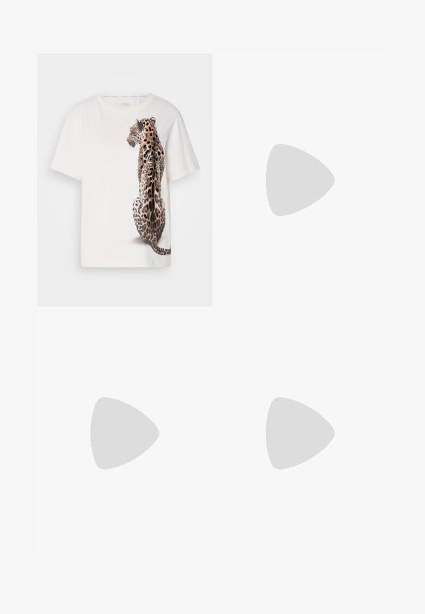 Witte korte mouwen t-shirt met een gedetailleerde luipaardafbeelding op de zijkant, die vlekken en texturen toont, gemaakt van zacht katoen.; Paarse geplooide wijde broek met een textuur, voorzien van een hoge tailleband en een vloeiende silhouet, geschikt voor zowel casual als formele gelegenheid.; Zwarte leren slingback schoen met een spitse neus, slanke hak en een gouden hardwareaccent op de wreef. Glad textuur en gestructureerd ontwerp.; Zwarte leren schoudertas met een zachte textuur, driehoekige vorm en verstelbare schouderriem, gecombineerd met een lichtblauw gestreept shirt en witte broek.