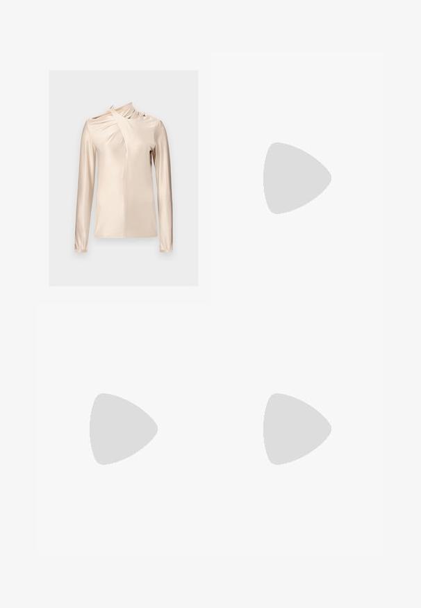 Rabanne Hosszú ujjú felső - skin nude; Rabanne Egyenes szárú farmer - dark blue denim; Barna és fekete mintás puffjú dzseki, barna kígyóbőr mintás mini szoknyával, fekete térdig érő csizmával és egy kicsi fekete táskával párosítva.; Fekete bőr kézitáska ívelt designnal, ezüst szegecsekkel, csattal és két oldalsó zsebbel. Állítható vállpánt a hordozási lehetőségekhez.