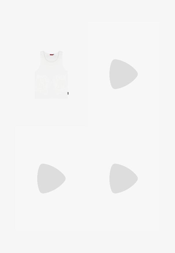 Witte mouwloze tanktop van katoen, met een ronde halslijn en een klein merkembleem aan de zijkant. Soepele, klassieke stijl.; TOM TAILOR DENIM REGULAR MIT GUMMIBUND - Jeansshort - sky captain blue; Zwarte leren loafers met een ronde neus, gestikte details langs de randen en een lage blokhak. Gladde textuur en minimalistisch ontwerp.; Zwarte plastic zonnebril met groene lenzen, vierkante montuur, zilveren accent op de wenkbrauw en een gestructureerde tempel. Merken vermeld op de binnenkant van de arm.