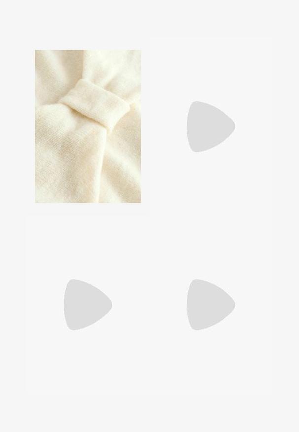 Kermansaväri kangas pehmeällä pinnalla, jossa on korostunut solmukuvio ja hienovarainen kudottu kuvio.; Pleated midi-hame vaaleanoliivinvihreänä, valmistettu kevyestä kankaasta, jossa on sileä rakenne. Ominaisuuksiin kuuluu korkea vyötärö ja laskostettu siluetti.; Beige kiilakorkoiset slingback-kengät, joissa on terävä kärki, kaksi säädettävää solkea ja matala musta korko. Silkkinen rakenne kiiltävällä pinnalla.; Ruskea nahkainen olkalaukku, jossa on sileä pinta, avoin yläosa ja kaksi olkahihnaa. Omaavat vain minimaalisen ompelun eikä näkyvää metalliosaa.