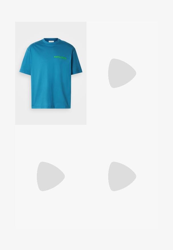 Turkusowa bawełniana koszulka, okrągły dekolt, krótkie rękawy, z zielonym logo "calvin klein" nadrukowanym z przodu. Gładka tekstura.; Czarna, długosleeve'owa koszula zapinana na guziki z kołnierzykiem i jedną kieszenią na piersi z klapką zapinaną na guzik.; Jasno beżowe luźne spodnie z trzema kieszeniami, paskami na pasek oraz prostym krojem nogawki. Wykonane z miękkiej mieszanki bawełny.; Czarne skórzane botki Chelsea z elastycznymi bokami i uchwytem z tyłu. Smukły design z zaokrąglonym noskiem i niskim, nakładanym obcasem.
