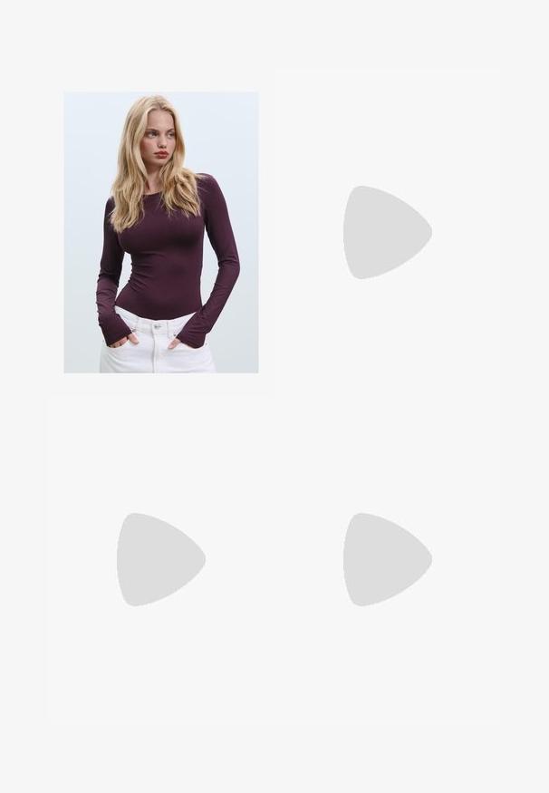 Haut ajusté bourgogne à manches longues avec un col rond et des ouvertures pour les pouces, associé à un pantalon blanc taille haute. Tissu lisse et texture extensible.; Jupe à carreaux gris avec des accents roses, design plissé, une taille avec passants de ceinture et une fermeture à boucle en argent à l'avant.; Bottes en cuir noires jusqu'aux genoux avec un bout pointu et un talon compensé. La surface est lisse avec une finition brillante.; Sac à main en cuir bordeaux au design structuré, avec de courtes poignées, un fermoir rectangulaire doré et un accent de pompon détachable.