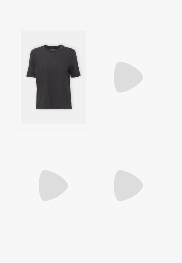 T-shirt nera a maniche corte realizzata in morbido cotone, con scollatura rotonda e vestibilità comoda. Texture invecchiata con dettagli di cuciture sottili.; Pantaloni in denim a gamba larga con una sfumatura che va dal blu chiaro al blu scuro, vita alta, passanti per cintura e una cintura in tessuto coordinato. Finitura in denim strutturato.; Sneaker verde menta chiaro e bianche realizzate in suede e mesh, dotate di una suola testurizzata e lacci abbinati. Accentuate con dettagli perforati.; Un paio di occhiali da sole rettangolari con montatura traslucida blu chiaro e lenti grigie scure, dotati di aste dritte e dettagli hardware minimali.