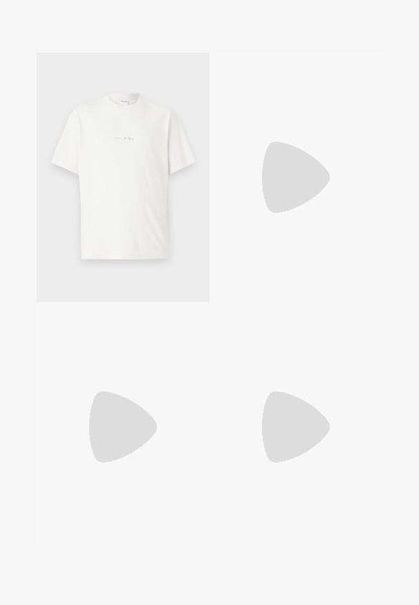 Camisa de algodón blanca con cuello redondo, mangas cortas y un pequeño logo impreso en la parte delantera. Textura suave y corte relajado.; Jeans de mezclilla azul claro con cintura alta, diseño de pierna recta y bolsillos frontales. Presentan herrajes de cobre y un sutil desgaste.; Bota Chelsea de cuero marrón con paneles laterales elásticos, tacón texturizado y costuras amarillas de contraste. Cuenta con una lengüeta para facilitar su puesta.; Bolso de cuero marrón para portátil con una superficie texturizada, dos asas superiores, correa ajustable y dos hebillas en el frente para un detalle adicional.