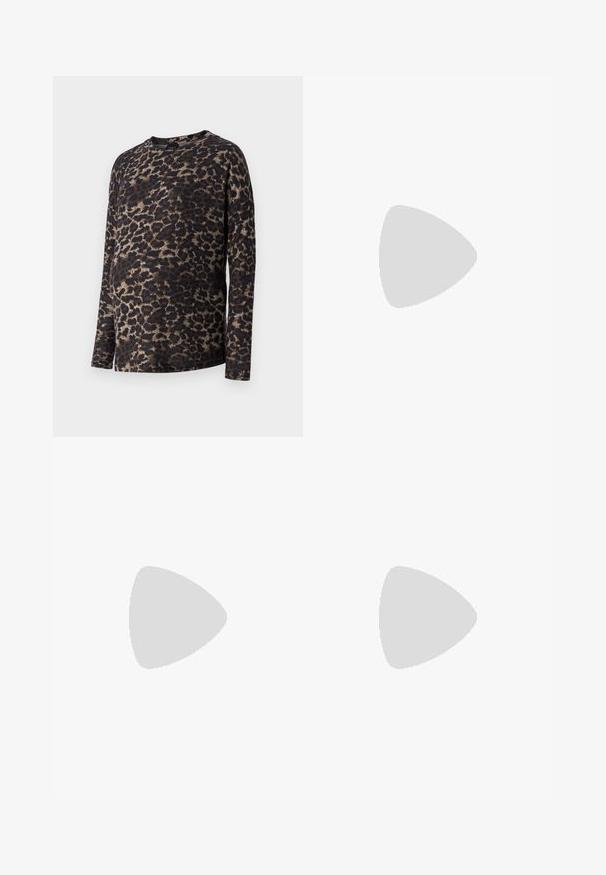 Dugi rukav majica u leopard uzorku, s okruglim izrezom i mekanim materijalom. Osnovne boje su crna i smeđa s laganim bež naglascima.; Trudnice hlače s visokim crnim pojasom i tamnim uzorkom leoparda. Izrađene su od mekog, rastezljivog materijala s širokim krojem nogavica.; Bijela tenisica od glatkog sintetičkog materijala, s okruglim vrhom, dizajnom s vezanjem, ravnim potplatom i suptilnim perforacijama.; Smeđa suđena torba s mekanom teksturom, s jednim remenom za rame i suptilno zakrivljenim gornjim otvorom. Nema vidljivih dijelova od hardvera.