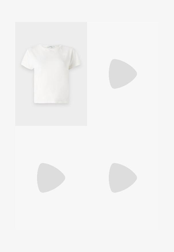 Witte katoenen t-shirt met korte mouwen, ronde halslijn en een relaxte pasvorm. Etiket zichtbaar aan de kraag, gladde textuur. Eenvoudig ontwerp, geen patronen.; Witte spijkerbroek met hoge taille, brede pijpen, voorzakken en zichtbare stitching. De stof heeft een gladde, matte textuur.; Zwarte leren hoge hak met een spits toelopende neus en een metalen zilverkleurige kap. Heeft een gladde afwerking en een slanke hak van 10 cm.; Zwarte lederen handtas met vleugeldesign accent. Heeft twee ronde handvatten en een afneembare schouderband. Textuur oppervlak. Compacte vorm.