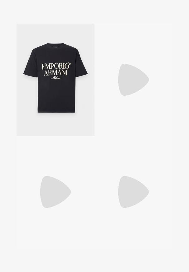 T-shirt preta de algodão com um grande gráfico contrastante em creme com os dizeres "EMPORIO ARMANI Milano" na frente e um pequeno logótipo no peito.; Calças de corduroy bege com textura riscada vertical, corte reto e cintura padrão. Inclui bolsos frontais e passantes para cinto.; Sapatilha de couro preto com perfil baixo, bico arredondado e fecho de atacadores; apresenta uma sola de borracha texturizada e detalhe do logotipo no calcanhar.; Clutch preta em pele com superfície texturizada, bolso frontal com fecho e strap de pulso destacável. Apresenta um logotipo na parte frontal. Forma retangular.