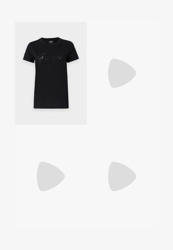 Schwarzes T-Shirt mit kurzen Ärmeln, das ein glänzendes "Guess"-Logo in Schreibschrift und "Los Angeles" darunter zeigt, aus weichem Baumwollmaterial gefertigt.; Beige Hose mit taillierter Passform, geradem Bein und sauberer Vordernaht. Hergestellt aus glattem Stoff mit einem subtilen Glanz, ohne sichtbare Beschläge.; Weiße Leder-Sneaker mit einer dicken weißen Sohle, schwarzem Wildlederakzent an der Ferse und geprägtem Logo an der Seite. Schnürdesign mit sechs Ösen.; Schwarze übergroße Sonnenbrille mit geometrischer Form, ausgestattet mit dunklen Gläsern und einem kontrastierenden grauen Detail im Rahmen. Logo am Bügel.