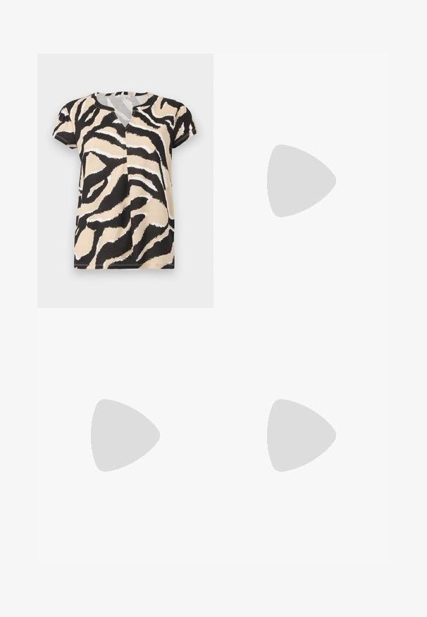 Krátký rukáv s výstřihem do V, s abstraktním zebra vzorem v černé, béžové a bílé barvě na měkké tkanině. Ležérní střih.; Námořnické široké kalhoty vyrobené z lehkého materiálu, s čistým designem a rovnou siluetou, mají boční kapsy a žádné viditelné zapínání.; Růžová semišová sandál s vysokým podpatkem, blokovým podpatkem, otevřenou špičkou a kotníkovým páskem se zlatou sponou. Plochý přední pásek.; Hnědá velká taška z nubukové kůže s jemnou texturou, otevřeným vrchem a jedním ramenním popruhem. Obsahuje hladký povrch a minimalistiké detaily.