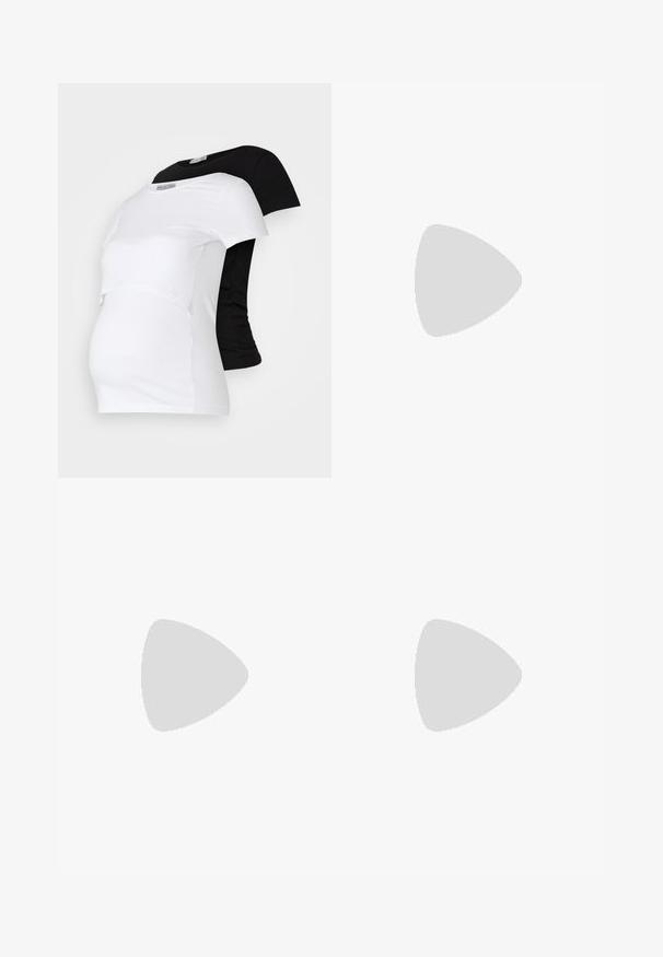 T-shirt da maternità in bianco e nero, maniche corte, in morbido cotone, con un design a strati e una sezione arricciata per un pancione in crescita.; Jeans premaman con una vita nera elasticizzata, corpo in denim grigio, design slim-fit e tasche. Presentano una texture liscia e linee pulite.; Scarpa con tacco alto in vernice nera, cinturino alla caviglia regolabile e punta affilata, con lati aperti. Texture liscia.; Borsa a tracolla nera in materiale sintetico, con un design rettangolare semplice, dettagli quadri dorati e doppi manici.