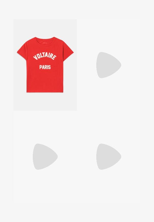 Rotes Baumwoll-T-Shirt mit kurzen Ärmeln, rundem Halsausschnitt und weißem Text, der "VOLTAIRE" und "PARIS" in fetten, geschwungenen Buchstaben zeigt.; Hoch-taillierte Jeans aus ausgebleichtem Denim mit einem Farbverlauf, der Gelb-, Grün- und Blautöne miteinander verbindet; florales Design nahe dem Saum.; Schwarze Rutsch-Sandalen mit glattem Leder-Finish, ausgestattet mit überkreuzten Riemen und Ausschnitten sowie einer flachen, flexiblen Sohle.; Braune, krokodilgeprägte Lederhandtasche mit zylindrischer Form, goldfarbener Hardware und einem abnehmbaren Tragegurt mit Nieten.
