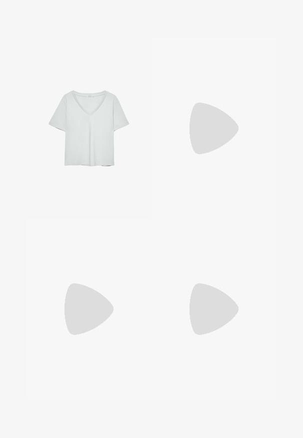 Jasnoszary T-shirt z krótkim rękawem i dekoltem w serek, wykonany z miękkiego materiału; charakteryzuje się luźnym krojem i starannym wykończeniem bez wzorów.; Spódnica w kratkę w jasnym beżu i brązie, z rozkloszowanym fasonem i fakturą. Materiał jest lekki i tkany, z elastyczną talią.; Czarne skórzane sandały na wysokim obcasie z paskiem na kostce, z plecionymi paskami na palcach, gładkim wykończeniem i spiczastym kształtem noska.; Brązowa zamszowa torba na ramię z otwartą górą. Posiada głęboką, szeroką konstrukcję, uchwyt wycięty oraz minimalne przeszycia dla czystego designu.