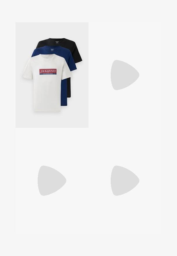 Tri zgoraj nameščene kratke rokave majice s krožnim ovratnikom v beli barvi z rdečim in modrim logotipom, temno modra in črna, prikazane na beli podlagi.; Temno modri denim kratke hlače s ravnim krojem, z dvema sprednjima žepoma, zankami za pas in stranskim žepom s poklopcem.; Rjave in modre kariraste hlače širokih nogavic, v kombinaciji z belimi čevlji, ki imajo črne poudarke in teksturirane podplate, na zeleni podlagi.; Bela biserna ogrlica z enakomerno okroglo obliko, gladko površino in kovinsko zaponko z raztegnjeno verigo za prilagodljivo dolžino.