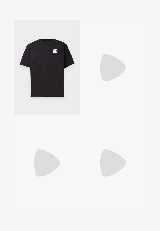 The North Face TEE STONE LOGO - T-shirt imprimé - black/white/cyber berry; Pantalons imperméables noirs avec une coupe droite, dotés de poches zippées, de jambes inférieures renforcées et d'une texture lisse.; Les baskets Nike P-6000 présentent une tige en mesh crème avec des accents orange et argent, une semelle rembourrée et une surface texturée pour une meilleure adhérence.; Lunettes de soleil brunes et rondes avec une monture écaille de tortue et claire jaune pâle, des branches angulaires et des détails texturés sur les branches.