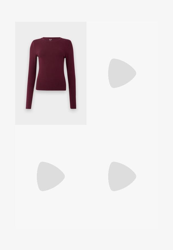 Chemise à col rond ajustée à manches longues de couleur bordeaux avec un design simple, sans motifs ni logos visibles, présentée sur fond blanc uni.; Jupe plissée gris foncé avec une taille élastique, dotée d'un tissu texturé et d'une silhouette A-line classique. Convient pour une tenue décontractée.; Chaussure Mary Jane en cuir verni noir avec un bout pointu, une sangle ajustable et un talon carré, présentant une finition brillante et un design minimaliste.; Sac à main en tissu noir avec texture froncée, deux poignées pour l'épaule et fermeture à cordon sur les côtés. Matériau lisse et léger.