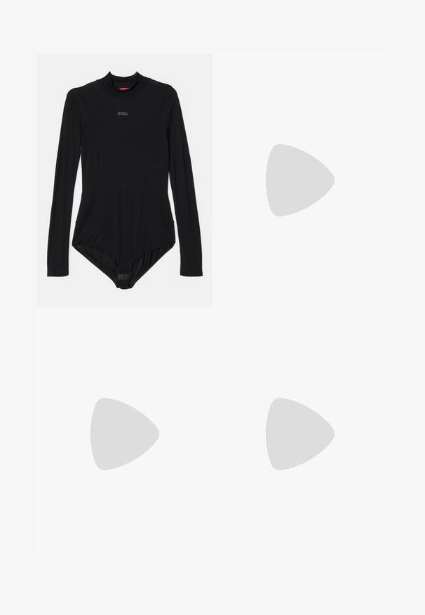 Body nero a maniche lunghe realizzato in tessuto elasticizzato, con colletto alto, branding discreto sul petto e chiusure a pressione sul fondo.; Pantaloni a zampa d'elefante di un verde oliva scuro realizzati in materiale elasticizzato, con dettagli in zip metallici e cuciture laterali a contrasto.; Sneaker bianco in pelle con strisce nere e accenti grigi, dotato di punta rotonda e suola in gomma naturale. Chiusura con velcro e lacci.; GCDS UNISEX - Occhiali da sole - shiny black