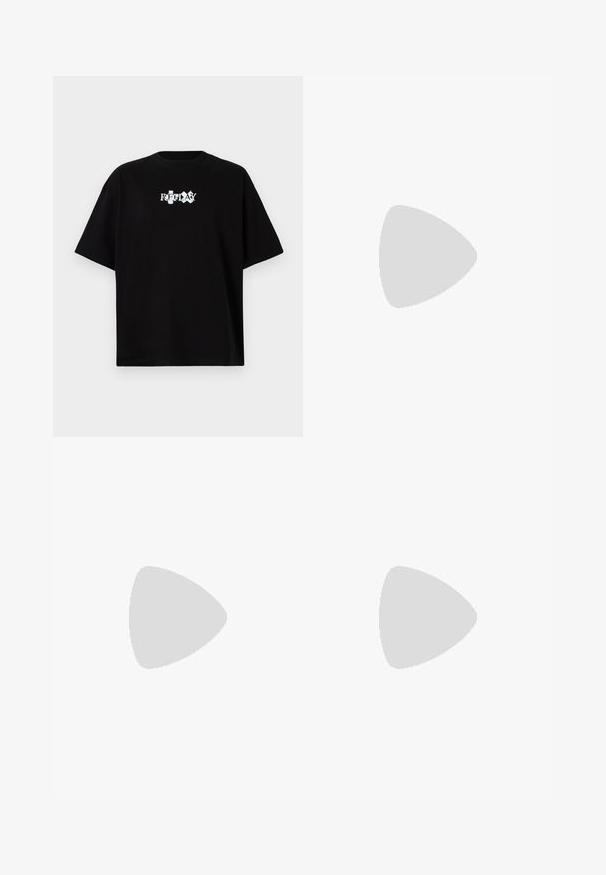 T-shirt nera in cotone con scollo rotondo, maniche corte e logo stampato bianco "REPLAY" sul davanti. Design minimalista e vestibilità ampia.; Jeans in denim azzurro chiaro con vestibilità rilassata, caratterizzati da dettagli strappati e toppe sfilacciate, con design classico a cinque tasche e chiusura con bottone.; Sneakers neri con strisce diagonali bianche, caratterizzati da un mix di materiali in pelle e camoscio, suola piatta in gomma e design con lacci.; Occhiali da sole con una struttura elegante in metallo argentato, lenti grigio scuro e un design aerodinamico caratterizzato da bordi appuntiti e aste sottili.