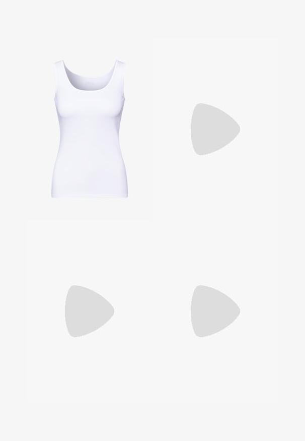 Bílý tílko s kulatým výstřihem a širokými ramínky. Vyrobeno z hladkého, elastického materiálu, s upnutým střihem.; Světle modrá džínová bunda s klasickým límcem, stříbrnými knoflíky a náprsní kapsou; má mírně vybledlou texturu a detaily šití.; Beige cargo kalhoty s pohodlným střihem, několika předními a bočními kapsami, stahovacími šňůrkami na manžetách a hladkou bavlněnou texturou.; Bílé tenisky vyrobené z hladké kůže, s perforovanou špičkou, texturovanou gumovou podrážkou, plochými tkaničkami a výrazným logo 'N' na boku.