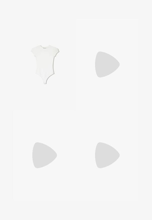 Body bianco a maniche corte realizzato in tessuto morbido e stretch, con un design aderente, scollatura rotonda e fondo stile perizoma.; Bershka WIDE-LEG - Wide Leg - black; Scarpa slingback in pelle nera con punta affusolata, tacco basso a blocco, dettagli laterali a taglio e cinturino alla caviglia regolabile. Texture liscia su tutta la superficie.; Borsa a spalla in pelle nera con forma arrotondata, finitura lucida e accessori in argento. Persona che indossa pantaloni ampi neri e mocassini con borchie.