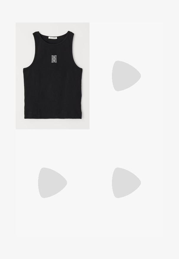 Top de tirantes negro con textura acanalada, presenta un cuello redondo y un logo bordado en blanco. La tela tiene una textura suave y una forma ajustada.; Falda azul tipo A, hecha de tejido texturizado, hasta la rodilla, con una cintura lisa y sin cierres ni adornos visibles.; Sandal de cuero negro con punta cuadrada, correas delgadas, correa ajustable en el tobillo y un tacón bajo. Presenta un pequeño detalle dorado en la correa.; Bolso tote de cuero negro con un acabado texturizado, que presenta dos líneas verticales, doble correa para el hombro y un diseño minimalista.