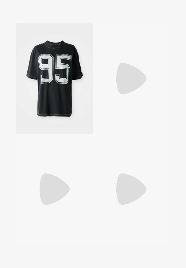 Sort bomulds t-shirt med korte ærmer, prydet med det hvide trykte nummer "95" på forsiden og kontrasterende syninger langs kanterne.; Carhartt WIP BRANDON PANT - Jeans Relaxed Fit - dusty fuchsia; Hvide og brune Nike Air Jordan sneakers med pink accenter, der har et lavt design, hvide snørebånd og en tekstureret gummisål.; Brun fleece sweatshirt med kvart lynlås og broderet logo, iført en sort rund crossbody taske med lynlås og logodetalje over denim.