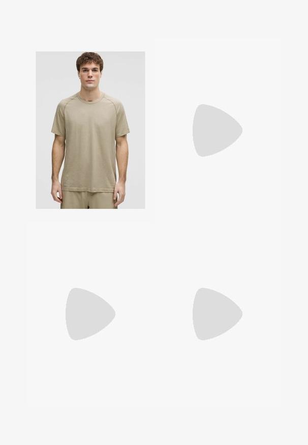 T-shirt beige à manches courtes en tissu texturé, avec un col rond et des manches raglan, présentant des détails de motif subtils.; Shorts de sport noirs avec une large taille élastique, offrant une coupe ample et un logo discret sur le bas à gauche. Texture lisse.; Chaussures de sport noires avec une tige texturée, un talon renforcé, une semelle courbée et un motif de traction agressif. Détail de design en vagues remarquable.; Lunettes de soleil Nike avec une grande lentille dégradée passant du violet au vert, dotées d'une monture en plastique bleu et d'un design élégant et angulaire.