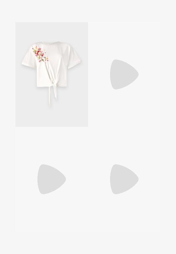 T-shirt blanc à manches courtes avec un devant noué. Présente une broderie florale en rose et jaune sur le côté gauche. Matière en coton doux.; Pantalons larges roses en tissu léger avec un motif de feuilles subtil et des plis, d'une texture lisse et d'une taille ajustée.; Escarpins à talon aiguille en cuir verni rose avec un bout pointu, un nœud décoratif à l'avant et un talon fin. Texture lisse.; Sac en daim beige avec deux longues poignées, de forme rectangulaire et avec des coutures décoratives. Dispose d'une bandoulière et de subtils accents en métal doré.